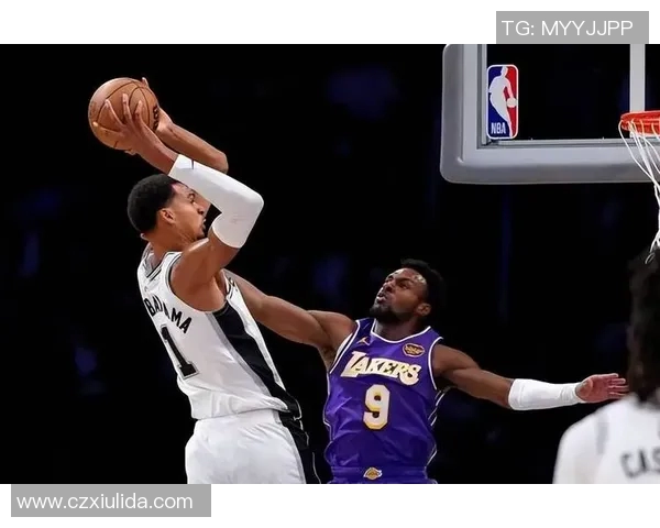 湖人五连胜迎东契奇复出，艾顿文班亚马英雄联盟战术对决成焦点